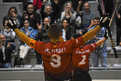 Joan Ramon Serret i Ballestero, amb un hat-trick cada un, celebren un dels seus gols.