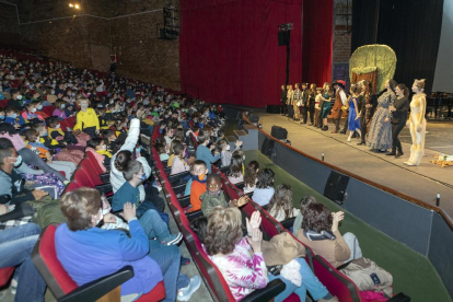 El Gran Teatre de la Passió de Cervera va acollir ahir el concert escolar del Festival de Pasqua, certamen que s’inaugurarà demà.