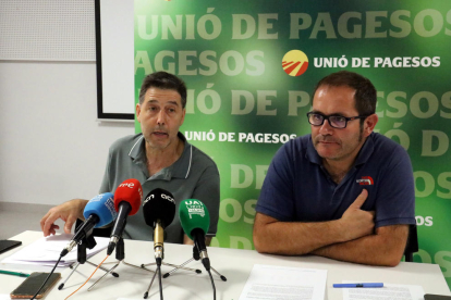 Rossend Saltiveri, responsable del sector porcino de Unió de Pagesos, y Jordi Armengol, responsable de sectores ganaderos de la organización agraria, durante la rueda de prensa en Lleida