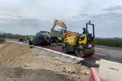 Las obras de asfaltado de la nueva variante de La Granja d’Escarp que estará lista este año.