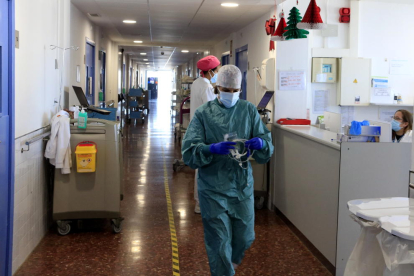 Una enfermera, vestida con equipo de protección por la covid-19, en el Hospital del Mar