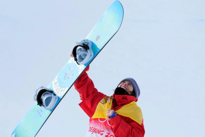 Queralt Castellet celebra la seua medalla de plata en 'Halfpipe' en els Jocs Olímpics d'Hivern de Pequín.