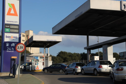 Una gasolinera a Lleida en una imatge d'arxiu.