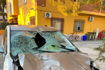 Imatge de l'automòbil que una patrulla de la Guàrdia Civil va parar a la localitat de Seseña (Toledo), que circulava amb bonys i sense para-xocs, pel que sembla implicat en l'atropellament.