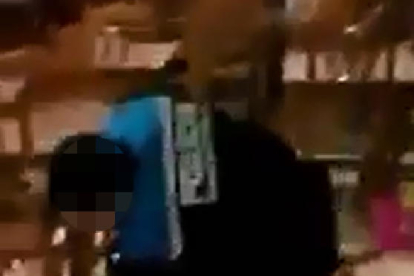 Una agresión grabada en vídeo  -  Los jóvenes difundieron un vídeo en las redes sociales que mostraba la agresión del urbano a uno de los jóvenes en el interior del bar. La Paeria dijo entonces que solo mostraba la parte final de un altercado ...