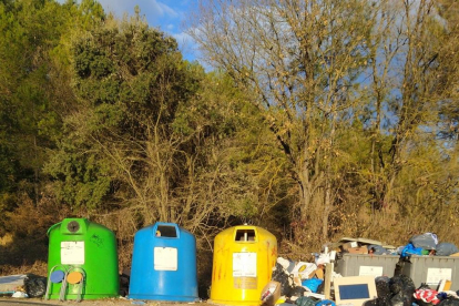 Contenedores de basuras que aparecen desbordados frecuentemente en el municipio de Olius.