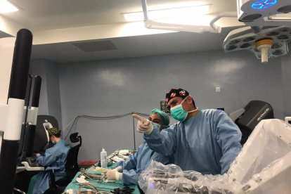 Professionals de l'Hospital Universitari Arnau de Vilanova de Lleida duent a terme una intervenció quirúrgica amb el segon robot Da Vinci

Data de publicació: divendres 08 d'abril del 2022, 13:14

Localització: Lleida

Autor: Cedida a l'ACN per l'ICS