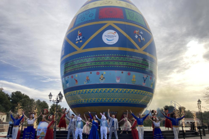 PortAventura luce en su entrada el mayor huevo de Pascua decorado del mundo, reconocido por el Guinness World Records, en el show inaugural de la nueva temporada 2022
