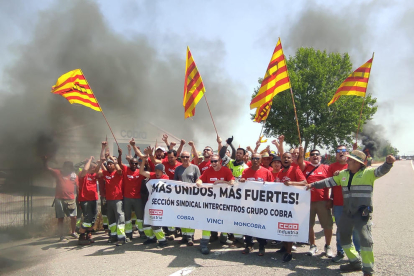 La plantilla levantó barricada frente a la sede de Cobra Vinci en Lleida en el primer día de huelga. 