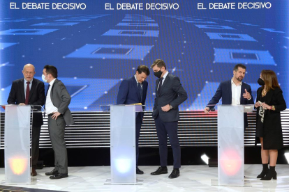 Los candidatos de Cs, PP y PSOE a la presidencia de la Junta, junto a sus asesores en un debate electoral.