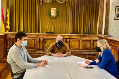 La reunión del ayuntamiento con la dirección de la Escòla Garona.