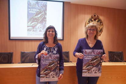 La alcaldesa, Alba Pijuan, y la concejala Núria Robert con el cartel.