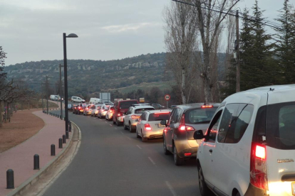 Marcha lenta contra la línea de muy alta tensión del Jussà  -  Unos 100 coches participaron ayer una marcha lenta entre Benabarre y El Pont de Montanyana para mostrar su rechazo a la línea de muy alta tensión (MAT) que proyecta Forestalia entr ...