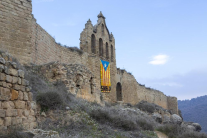 Imatge de les restes del castell medieval de Sanaüja.