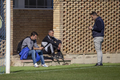 El tècnic, Pere Martí, i el seu segon, Pepe de la Sagra, pensatius després d’una nova derrota de l’equip.