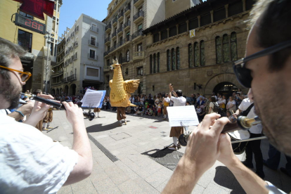 L'Àliga de Lleida balla al ritme de la música en els actes de la Festa Major de Sant Anastasi