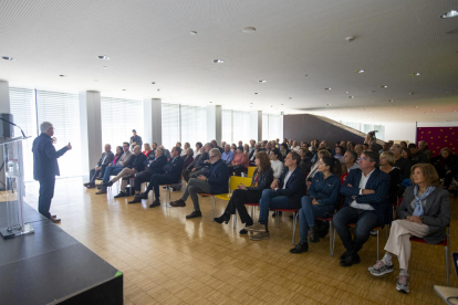 El professor Carles Balasch impartint ahir la conferència a la Llotja.