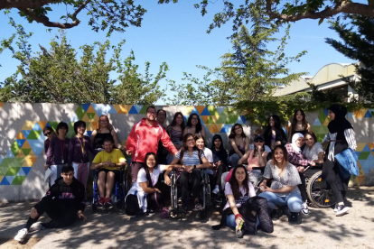 Jóvenes de la Asociación Alba y de la Escuela Vedruna de Tàrrega que participan al proyecto 'Rompemos barreras'