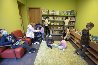 Niños refugiados ayer en la biblioteca de Guissona. 