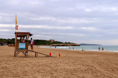 Socorristas haciendo tareas de vigilancia en la playa de la Arrabassada de Tarragona en el primer fin de semana de servicio.