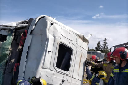 Práctica de bomberos de rescate en vehículos pesantes. 