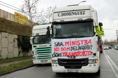 Dos camions durant l'anterior protesta de transportistes.