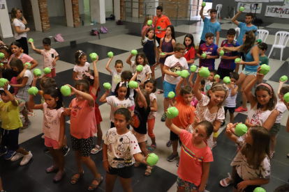 Los niños y niñas enseñaban sus fiambreras en forma de manzana tras finalizar la actuación del grupo La Cremallera en Soses. 