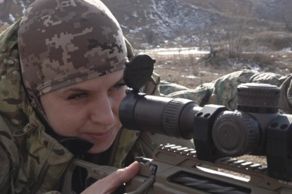 A Ucraïna, les dones estan rebent formació militar.