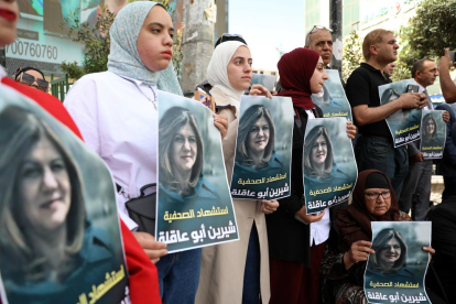 Palestinos se concentraron ayer en Hebrón con imágenes de la periodista Shireen Abu Akleh.