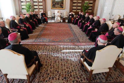 Imatge dels bisbes reunits amb el papa Francesc al Vaticà.