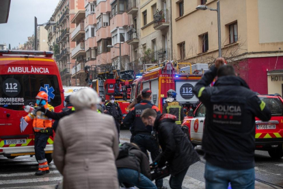 Desplegament dels Bombers i els cossos de seguretat ahir davant de l’establiment del Poble-sec.