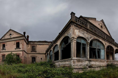 El fotògraf Llorenç Melgosa va retratar l’exterior i l’interior de l’antiga estació del Pla de Vilanoveta per a una exposició de fotos d’edificis abandonats.