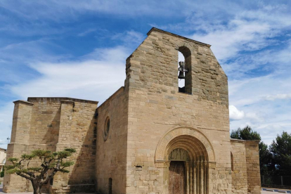 Santa Coloma de Queralt és a una hora en cotxe de Lleida i s'hi poden veure pintures murals de Josep Minguell.