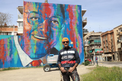 El artista murciano Carlos Callizo ha dedicado el mural de la segunda edición del PotFest al científico leridano Joan Oró.