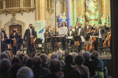 La tinerfeña Gloria Isabel Ramos, al frente de la OJC, mostró al público la partitura del estreno en Cervera del músico leridano Jordi Nus.