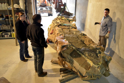 Museu de la Conca Dellà. El coll del dinosaure, a l'arribar al magatzem del museu, a Isona, on ha estat restaurat aquests últims anys.