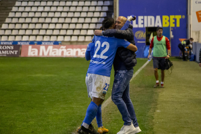 Mejía y Moha abrazan a Gabri después del gol de Fall en el último partido en casa, ante el Tarazona.