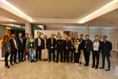 Participantes en las jornadas con representantes de la Generalitat y la Cámara, ayer.