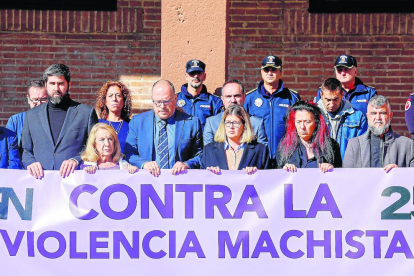 Veïns i autoritats municipals van fer ahir cinc minuts de silenci a Móstoles.