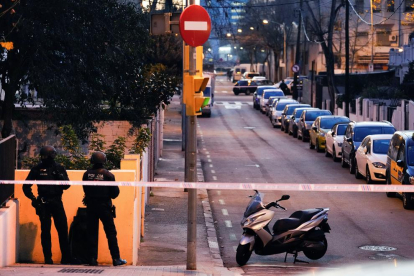 Un hombre atrincherado en un piso de Barcelona tras disparar a dos personas