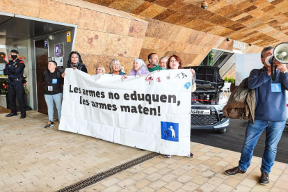 Algunas de las personas que querían protestar contra la presencia del Ejército en la feria Formaocupa, el 4 de mayo del 2022 delante de la Llotja de Lleida