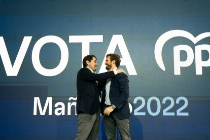 El presidente en funciones de Castilla y León Mañueco y Pablo Casado se abrazan en un acto de campaña.