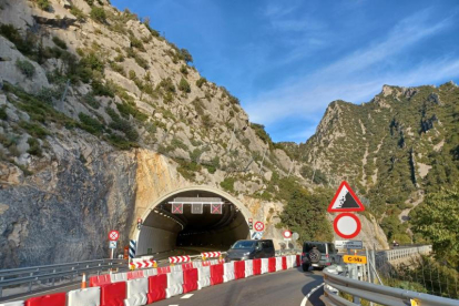 El túnel cortado y los vehículos circulan por la antigua carretera. 