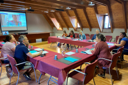 Reunió de la síndica d'Aran, Maria Vergés, amb els responsables dels centres educatius de la Val d'Aran.