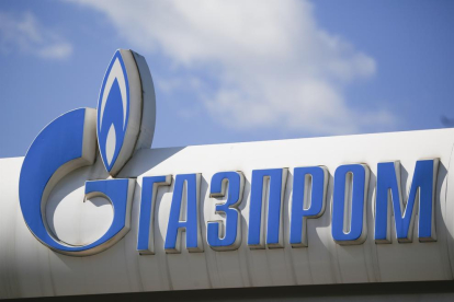 Logotip de Gazprom en una gasolinera de Moscou