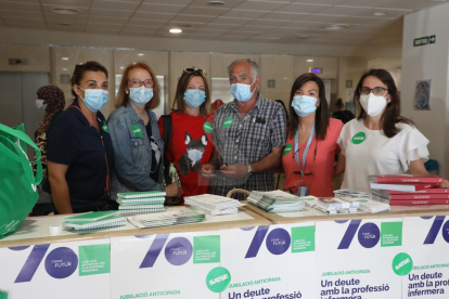 Una taula informativa a l'hospital Arnau de Vilanova de Lleida en el Dia Mundial de les Infermeres.