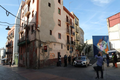 Desalojan a 12 personas de un edificio del centro de Lleida por riesgo de hundimiento