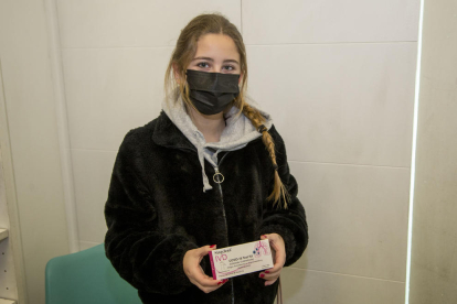 Aquesta jove va anar ahir a la farmàcia Garròs de Lleida per a un test d’antígens el dia que va baixar el preu.