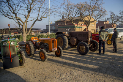 Una quincena de tractores y maquinaria antigua se exhibió ayer en la partida de Llívia, en el primer acto de Sant Antoni Abad. 