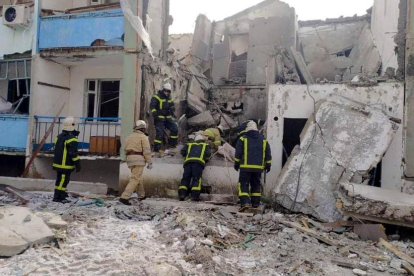 Los equipos de emergencias de Ucrania trabajan en un edificio bombardeado en la región de Jarkov